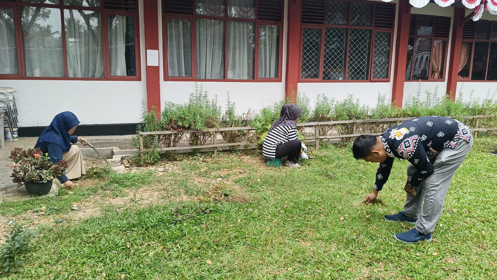 Semangat Gotong Royong, Pegawai Kantor Camat Kuantan Mudik Gelar Kegiatan "Kamis Bersih"