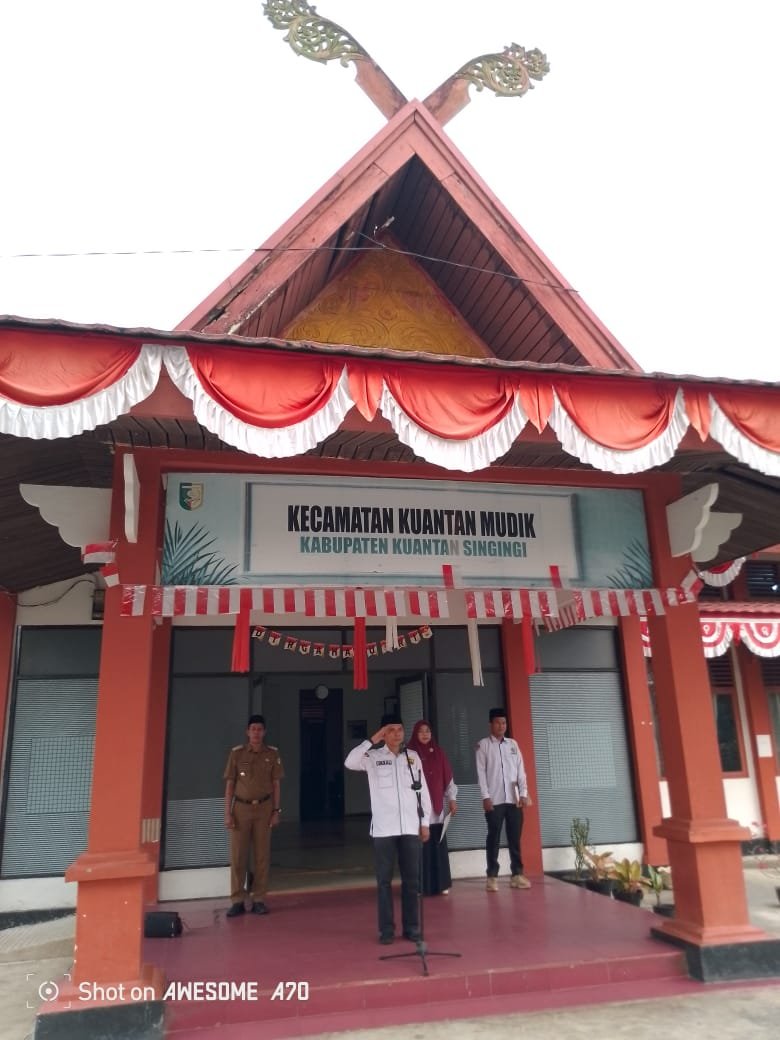 TINGKATKAN KEDISIPLINAN DAN SINERGI, KUA KUANTAN MUDIK PETUGAS APEL PAGI BERSAMA DI KANTOR CAMAT KUANTAN MUDIK
