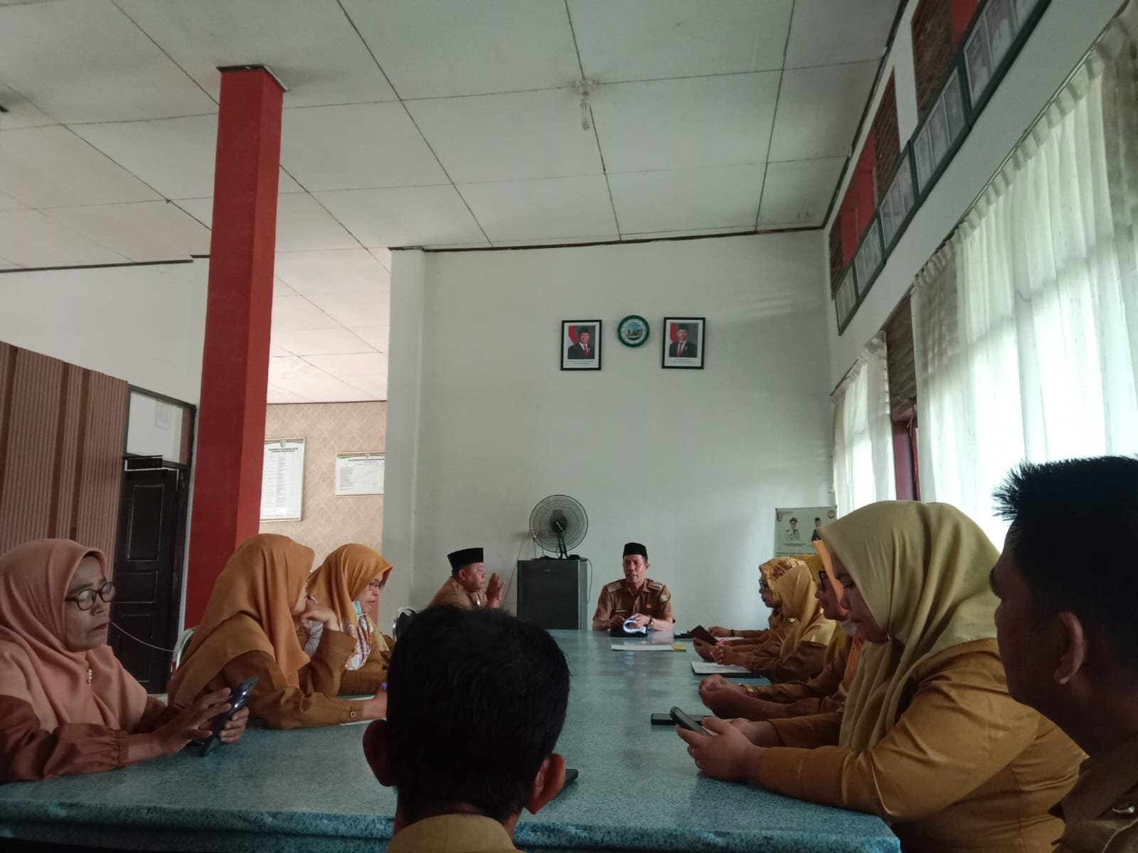 Tingkatkan Kinerja dan Pelayanan Publik, Camat Kuantan Mudik Pimpin Rapat Staf Bulanan
